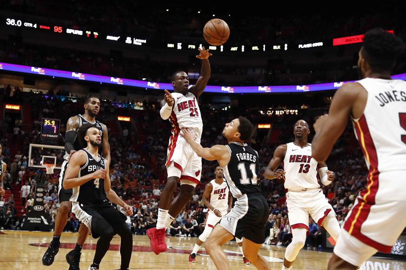 El base del Heat de Miami Kendrick Nunn pqasa el balón sobre el base de los Spurs de San Antonio Bryn Forbes. (AP / Brynn Anderson)