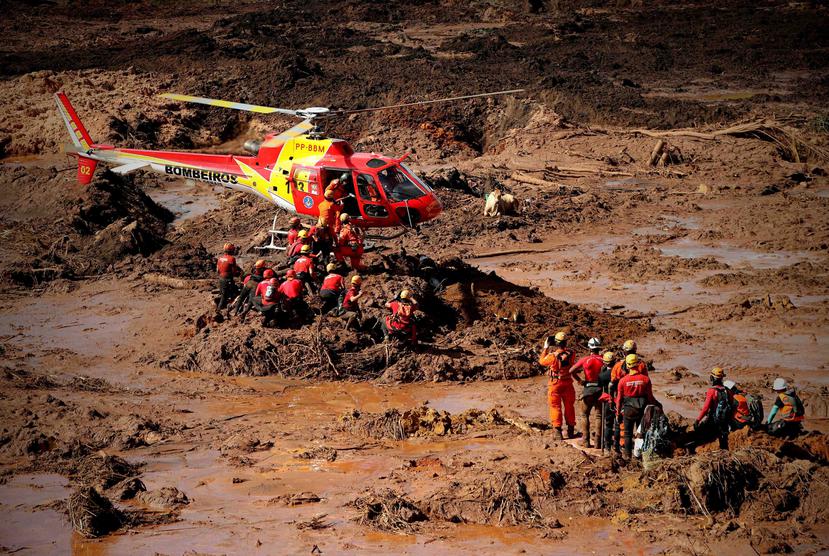 Bomberos trabajan en el rescate de los cuerpos de víctimas tras la ruptura el pasado viernes de una presa minera en Brumadinho, Brasil. (AP)