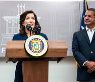 La gobernadora de Nueva York, Kathy Hochul, junto al gobernador Pedro Pierluisi durante una conferencia de prensa en La Fortaleza.