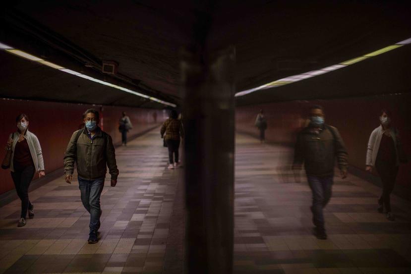 Ciudadanos mantiene distancia física mientras caminan en la estación del tren en Barcelona, España. (AP)