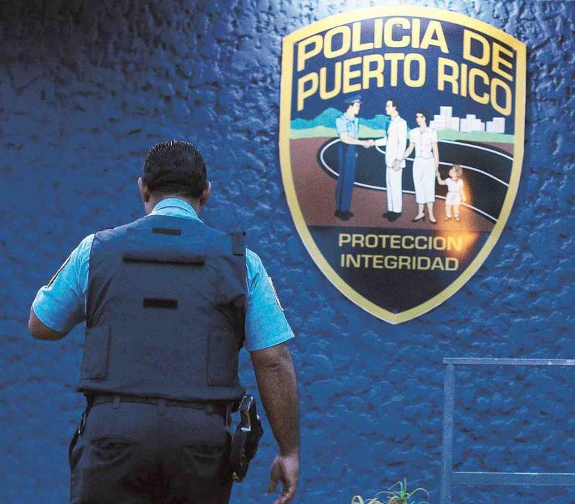 Agentes de la División de Homicidios Ponce investigan. (GFR Media)