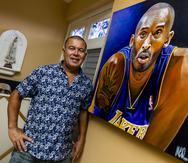 Juan Maldonado junto a una de sus pinturas del baloncelista ya fallecido Kobe Bryant.