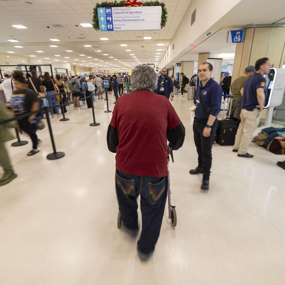 Víctor Torres caminando por uno de los espacios del aeropuerto, donde trabajan con casos similares todos los meses.