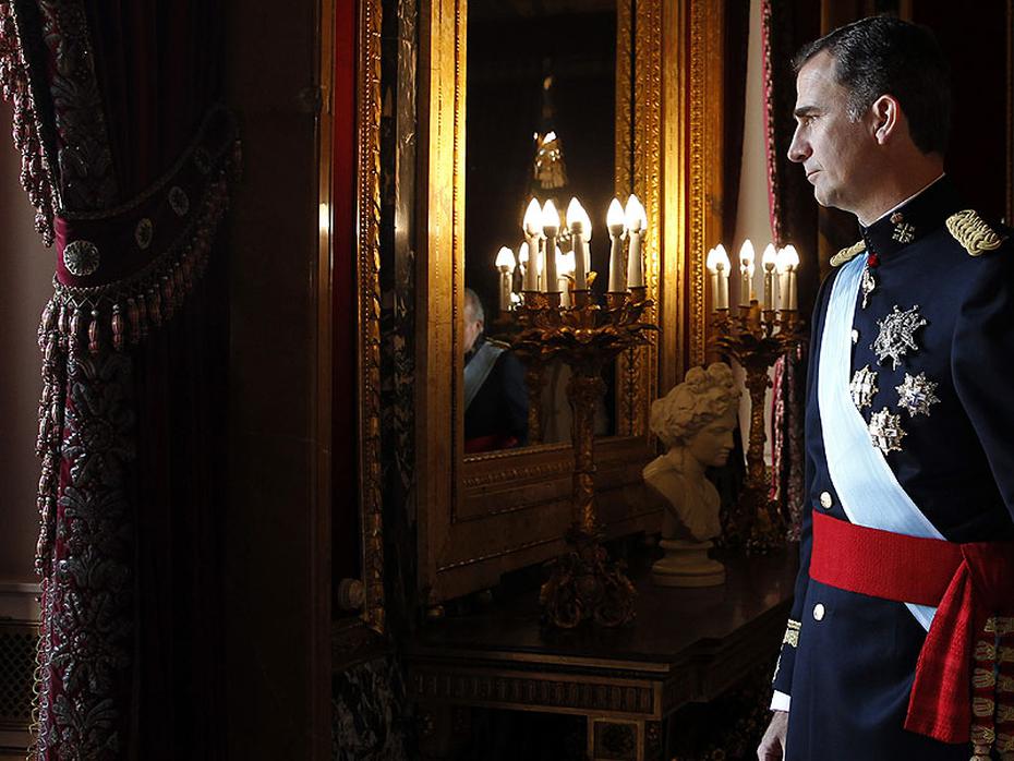 El Rey Felipe VI camina hacia el balcón del Palacio Real para saludar a la multitud que lo esperaba con ansias. AP