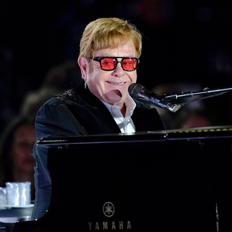 Elton John alcanzó el estatus EGOT al obtener un premio Emmy el lunes 15 de enero de 2024 por el mejor especial de variedades (en vivo) por "Elton John Live: Farewell from Dodger Stadium".