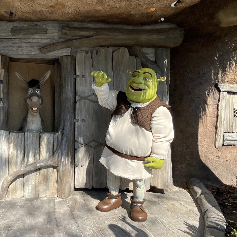 Shrek y Donkey en su cabaña.