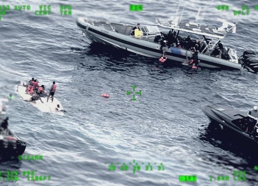Proceso de rescate durante el naufragio de la embarcación a 10 millas al norte de Desecheo.
