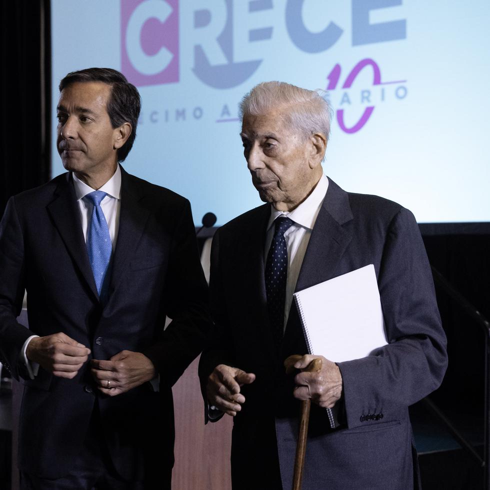 El Premio Nobel de Literatura 2010, Mario Vargas Llosa durante el evento de la fundación CRECE en Puerto Rico. En la foto, lo acompaña el exgobernador Luis Fortuño.