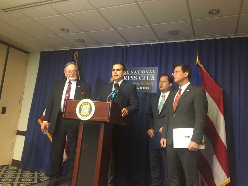 El gobernador Ricardo Rosselló entregó hoy oficialmente los resultados del plebiscito al Congreso.