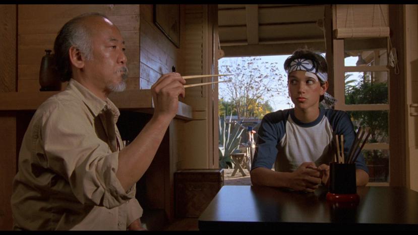 Ralph Macchio (derecha) y Pat Morita en la película “The Karate Kid” (1984). (IMDB)