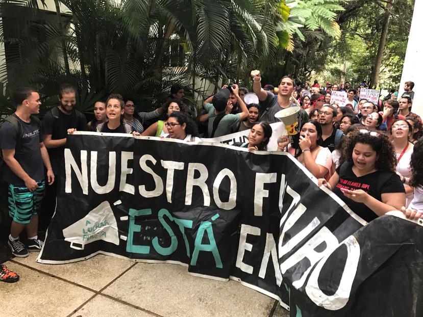 La marcha se dio como preámbulo a la asamblea estudiantil que llevarán a cabo mañana en el recinto. (Angel Rivera / Especial para GFR Media)