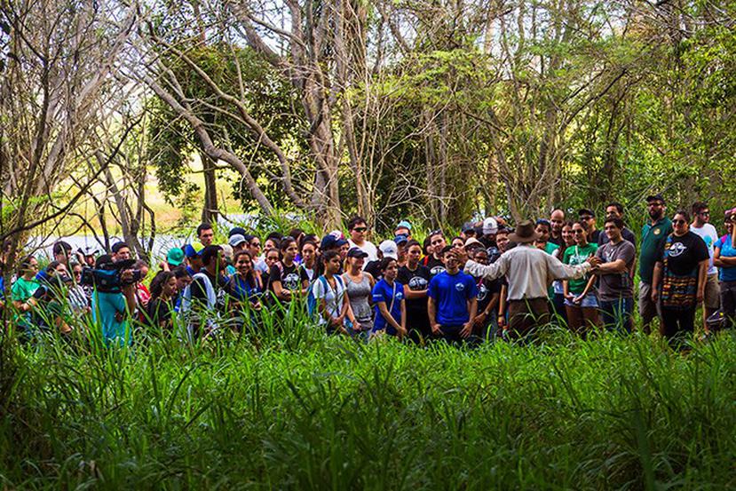 El movimiento estudiantil Reforestación Colegial, de la UPR de Mayagüez, llevó a cabo su primera actividad ecológica en el Refugio Nacional de Vida Silvestre Laguna Cartagena, en Lajas. (Suministrada / UPR Mayagüez)