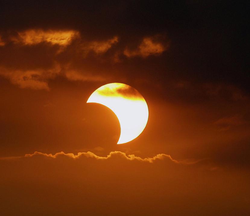 La SAC enfatizó que no se debe ver el eclipse sin los debidos filtros especializados para la observación segura y aclaró que las gafas regulares de Sol no son adecuadas ni seguras para observar el evento. (NASA)