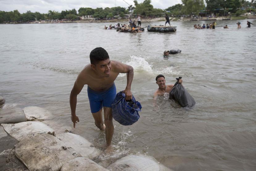 Migrantes centroamericanos llegan a la orilla mexicana del río Suchiate en la frontera entre Guatemala y México. (AP / Moises Castillo)