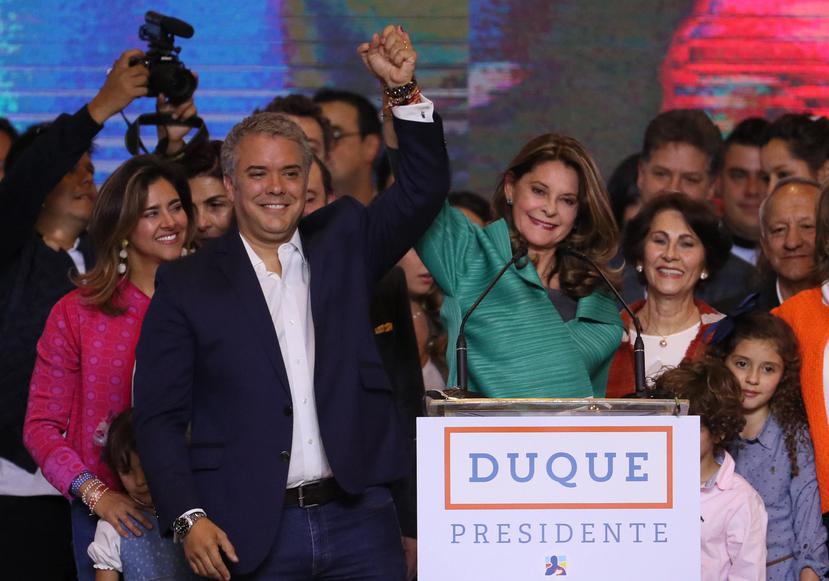El presidente electo de Colombia, Iván Duque (izquierda), y su compañera de fórmula, Marta Lucía Ramírez (derecha), saludan en su sede de campaña en Bogotá, Colombia. (EFE)