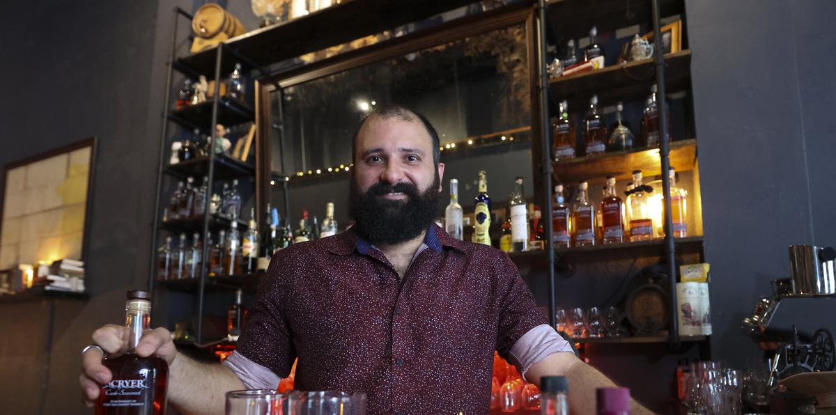 Scryer Rum fue fundado en 2015 por los empresarios Garrett Robinson y Derek Schwarz, quienes realmente querían elaborar whisky. En la foto, Iván Avilés, gerente y bartender de la novel casa ronera.
