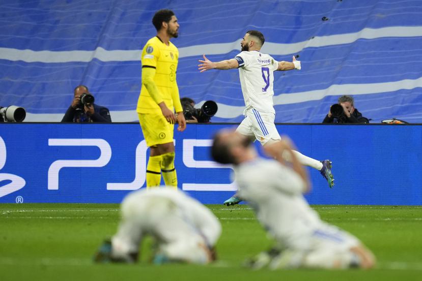 Karim Benzema, a la derecha, celebra un gol durante el partido del club español Real Madrid ante Chelsea.