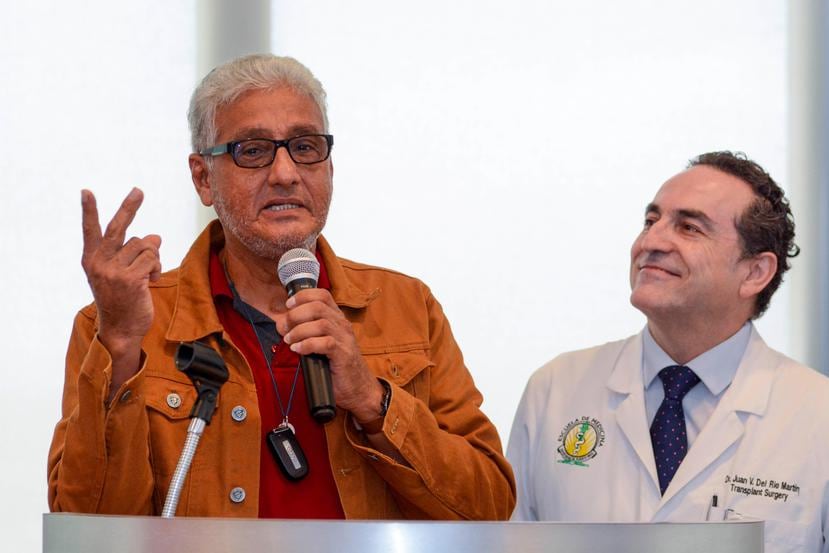 Nelson Guzmán (izquierda) fue el primero en recibir un trasplante en el hospital. A la derecha, el médico Juan del Río Martin. (Suministrada)