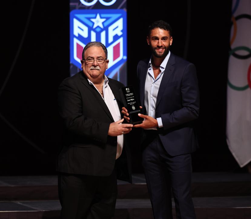Javier Mojica recibe el premio del Comité Olímpico para el atleta masculino en el baloncesto de las manos del presidente de la Federación Puertorriqueña de Voleibol, César Trabanco.