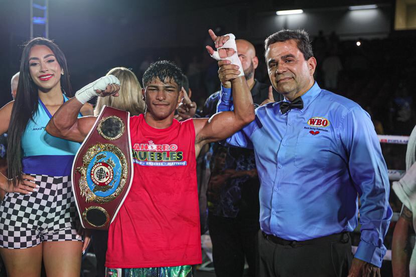 Juan Carlos "El Indio" Camacho Jr. (al centro) consiguió la faja NABO de la Organización Mundial de Boxeo en la división mosca (112 libras) con victoria ante Josué "Zurdo" Morales.
