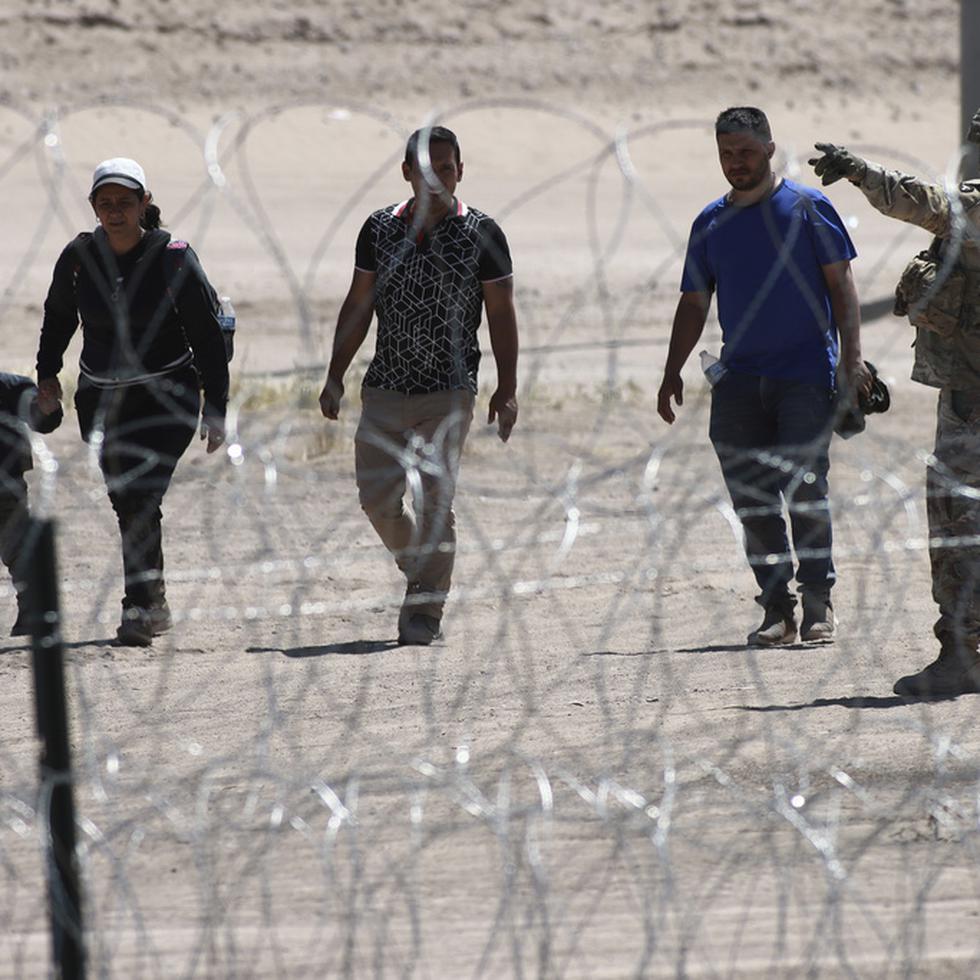 Migrantes esperan a las autoridades estadounidenses en la frontera entre Estados Unidos y México, visto desde Ciudad Juárez, México, el miércoles 10 de mayo de 2023. (AP Foto/Christian Chávez, Archivo)