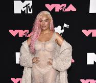 Carolina Giraldo Navarro, nombre de pila de la cantante, hizo su aparición en la alfombra rosada del Prudential Center de Nueva Jersey, con un abrigo “oversize”.
