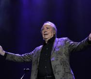 El cantautor Joan Manuel Serrat durante el concierto en que le dijo adiós definitivo a los escenarios, tras 57 años de éxitos, en Barcelona. EFE/Alejandro García