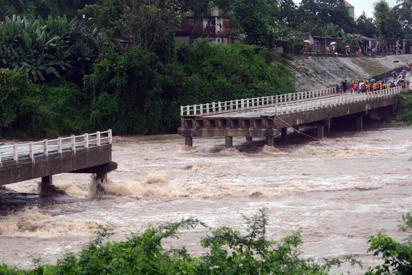 Las fuertes lluvias causaron el derrumbe de un puente sobre el río Zaza en Sancti Spíritus. (EFE / Oscar Alfonso)