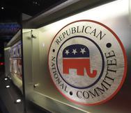 El logo del Comité Nacional Republicano se exhibe en el escenario al tiempo que personal realiza trabajo de preparación en el Coliseo North Charleston, el 1 de enero de 2016, en North Charleston, Carolina del Sur.