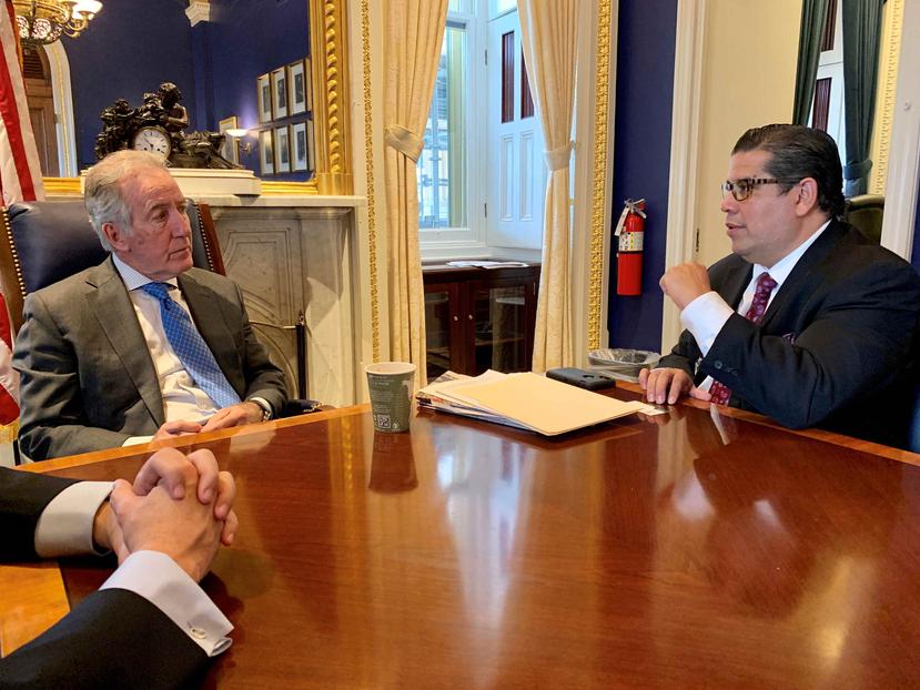 El representante Rafael “Tatito” Hernández, a la derecha, visitó al presidente del Comité de Medios y Arbitrios, Richard Neal (Massachusetts).  (Suministrada)