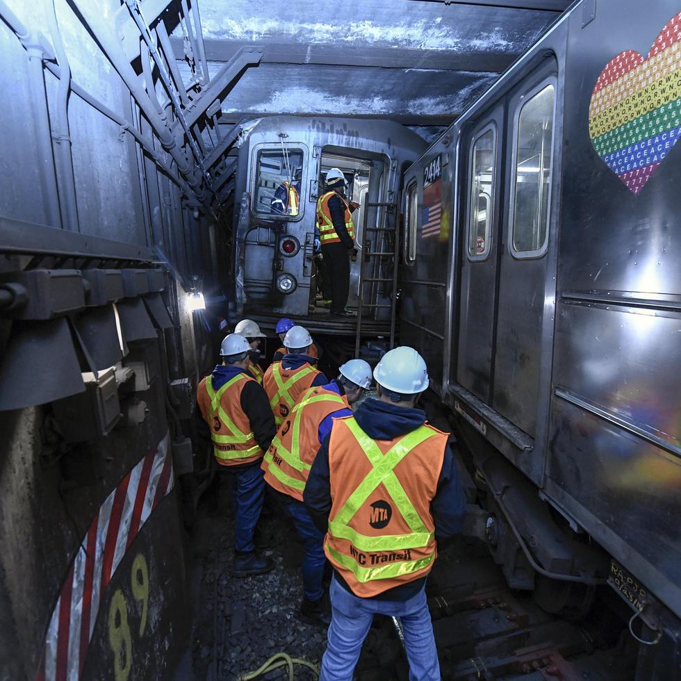 Esta fotografía proporcionada por la Autoridad Metropolitana del Transporte muestra a personal de emergencia en el lugar del descarrilamiento de un vagón de un tren del metro de Nueva York, el jueves 4 de enero de 2024. (Autoridad Metropolitana del Transporte vía AP)