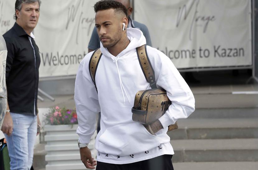 Neymar deja el hotel para abordar un autobús en su camino hacia el aeropuerto Aeropuerto de Kazan, Rusia. (AP)