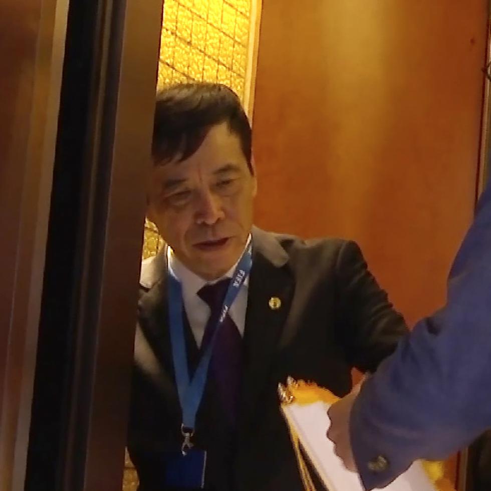 En esta imagen de archivo, tomada de un video, Chen Xuyuan, presidente de la Asociación China de Fútbol, entra en un ascensor en Shanghái, el 24 de octubre de 2019.