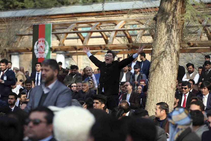 Un grupo de afganos repite consignas luego que varios cohetes fueron disparados durante la ceremonia de juramentación de Ashraf Ghani como presidente de Afganistán en Kabul. (AP)