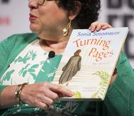 La jueza del Tribunal Supremo Sonia Sotomayor sostiene su libro infantil "Turning Pages: La historia de mi vida", mientras habla a una audiencia en el Festival Nacional del Libro de la Biblioteca del Congreso en Washington, el 1 de septiembre de 2018.