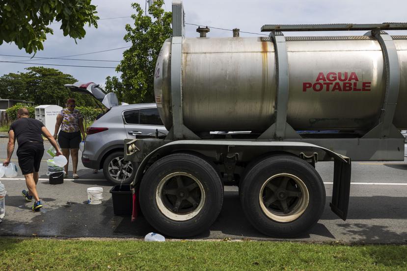 Vecinos de Loíza se abastecen de agua de un camión en medio de la crisis por el huracán Fiona.