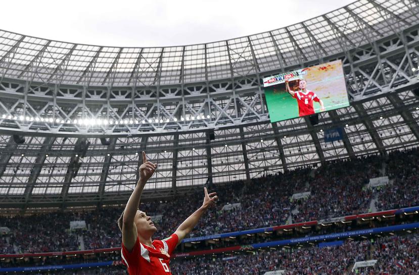Chéryshev, celebra con el público al marcar el cuarto gol de Rusia frente Arabia Saudita. (AP)