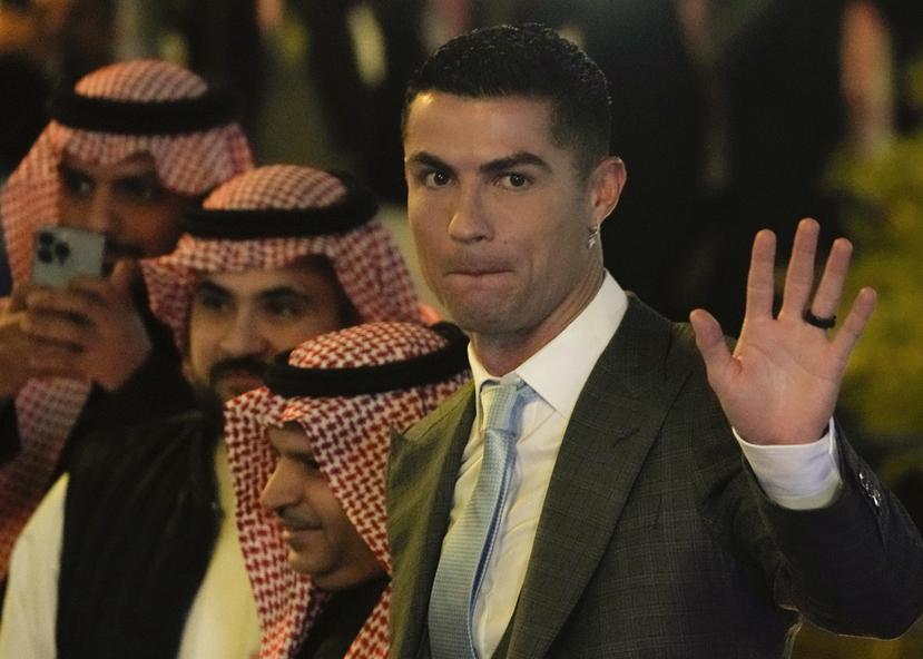 Cristiano Ronaldo saluda en el acto en que se le presentó como nuevo jugador del Al Nassr en Riad.