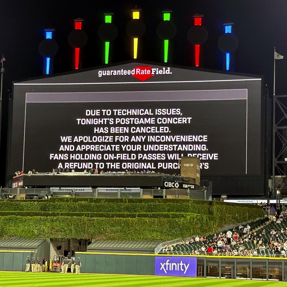Un mensaje en la pizarra del estadio Guaranteed Rate Field anuncia la cancelación del concierto que debían ofrecer Vanilla Ice, Tone Loc y Rob Base tras un partido de béisbol entre los White Sox de Chicago y los Athletics de Oakland, el viernes en la noche.