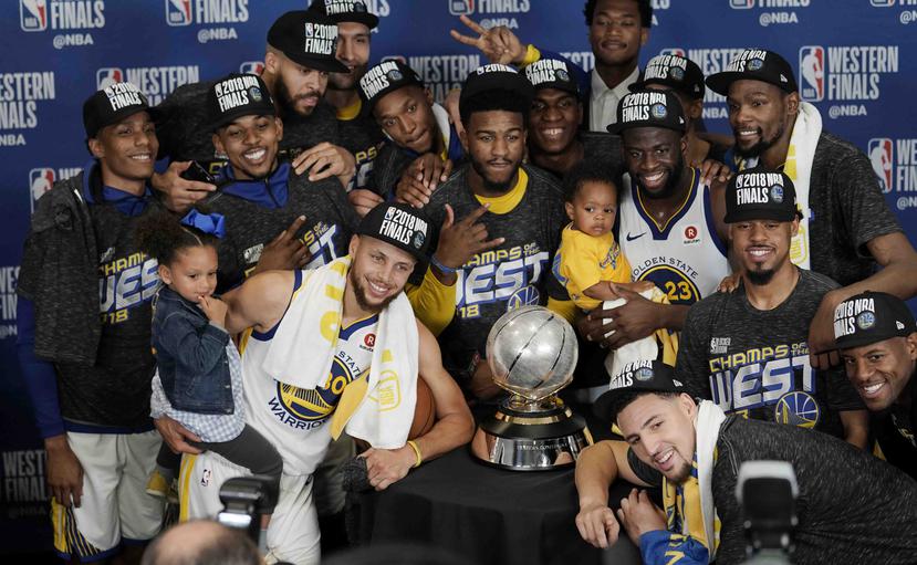 Los Warriors posan con el campeonato de la Conferencia del Oeste. (AP)