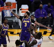 Anthony Davis (3), de los Lakers de Los Ángeles, lanza a canasta en el primer cuarto del juego de la NBA que enfrentó a su equipo con los Knicks de Nueva York el pasado  11 de mayo.