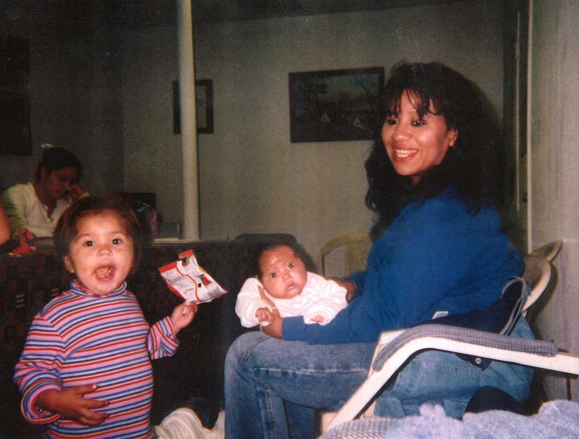 En una imagen sin fechar, Melissa Lucio sostiene a su hija Mariah, junto a una de sus otras hijas, Adriana.