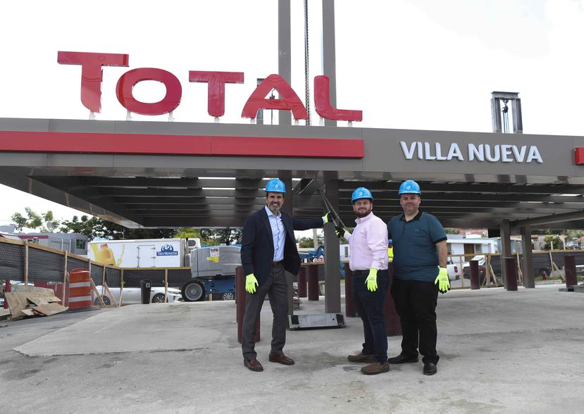 José Raga, gerente general de Total Petroleum Puerto Rico, y Akram e Ibrahim Odeh, propietarios de la estación Total en Villa Nueva.