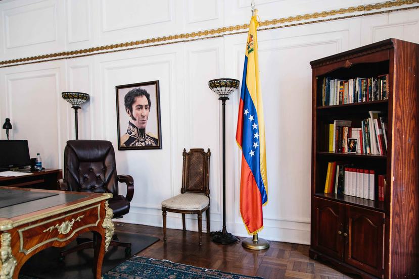 Imagen que muestra el interior del consulado de Venezuela en Nueva York. (EFE)