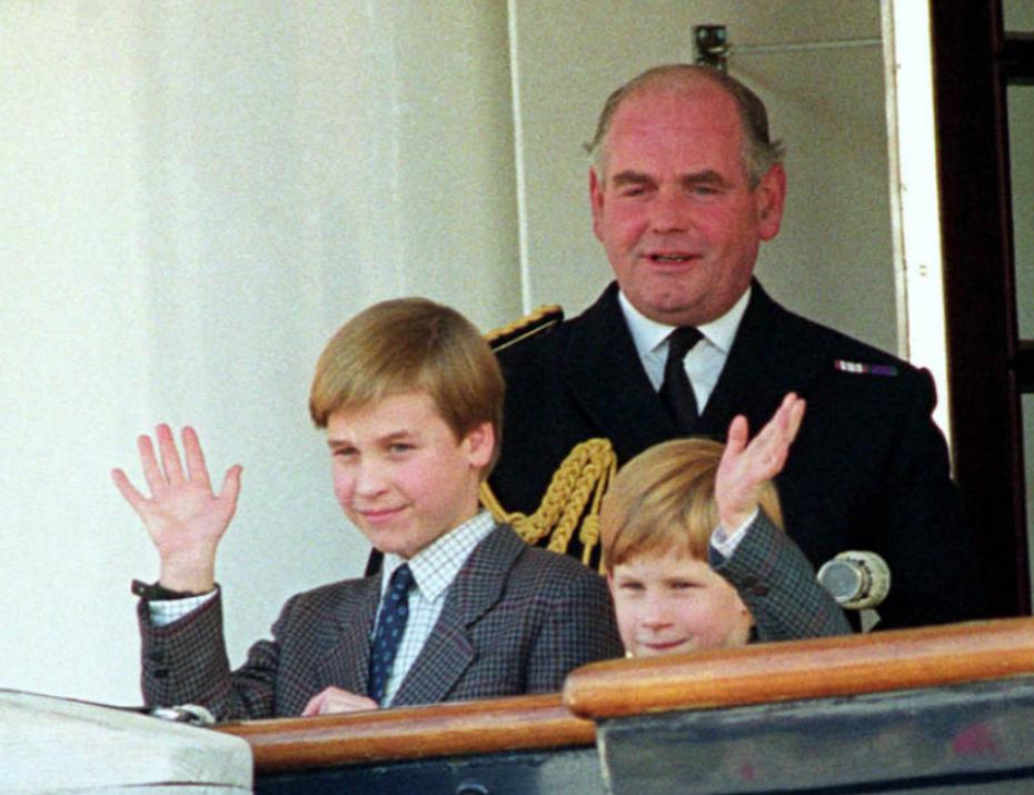 El príncipe William (izquierda) y su hermano Harry (derecha) saludan durante el Royal Yacht Britannia en 1991. (AP)