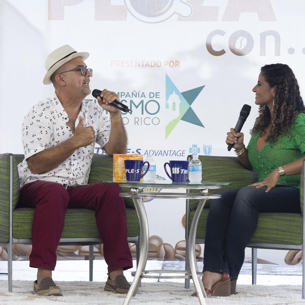 José Raúl Marrero, fundador de Los Cantores de Bayamón, quien es entrevistado por la reportera Shakira Vargas Rodríguez durante la sección "Un Cafecito en la Plaza con...".