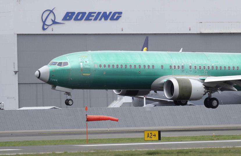 Un avión Boeing 737 Max 8 aterriza tras un vuelo de prueba en las instalaciones de la compañía en Seattle.  (AP)