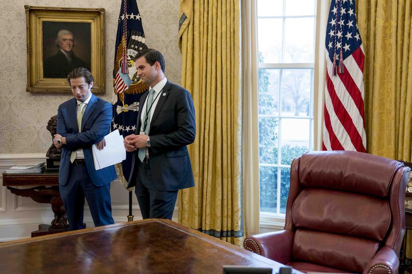 El asistente personal del presidente Donald Trump, John McEntee (der) en la Oficina Oval junto con Eli Miller, asistente del secretario del tesoro Steve Mnuchin el 31 de enero del 2018. (AP)