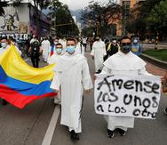 Frailes Dominicos se suman a los manifestantes que marchan por las calles, durante una nueva jornada de protestas hoy en Bogotá (Colombia). EFE/Carlos Ortega
