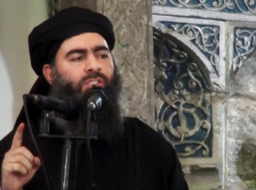 El líder del grupo extremista Estado Islámico, Abu Bakr al Bagdadi, ofreciendo un sermón en una mezquita en Irak en su primera aparición pública. (Video insurgente vía AP, archivo)